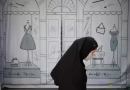 İran’da kadınlar başörtü yasalarına tepki olarak başlarını açıyor!